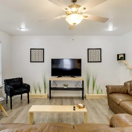 Serene Dallas Condo With Pool - Walkable Location!